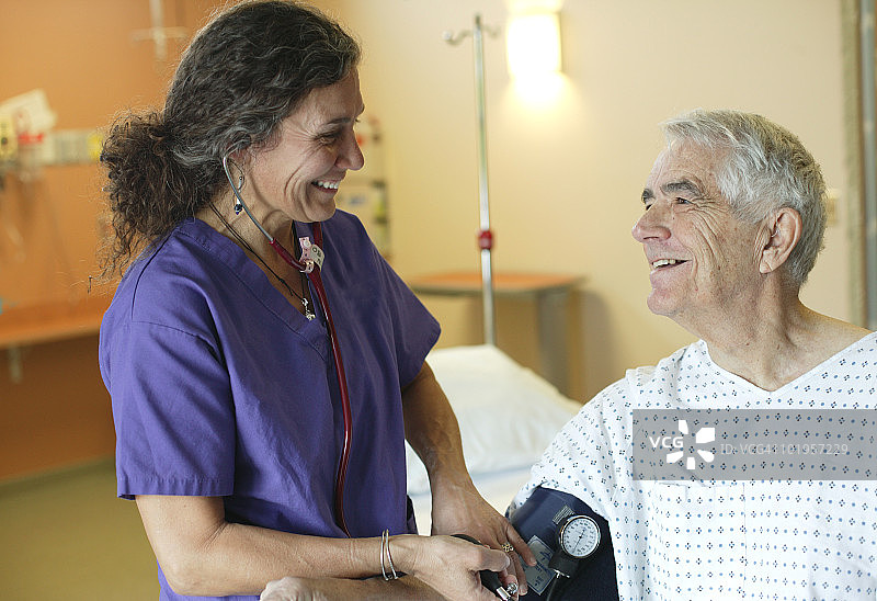 护士为中年男人量血压图片素材