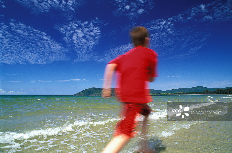 澳大利亚昆士兰州桑顿海滩：奔跑的男孩图片素材