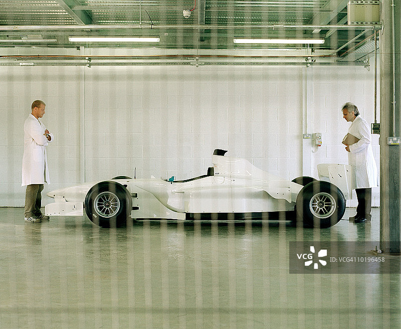 技术人员检查赛车图片素材