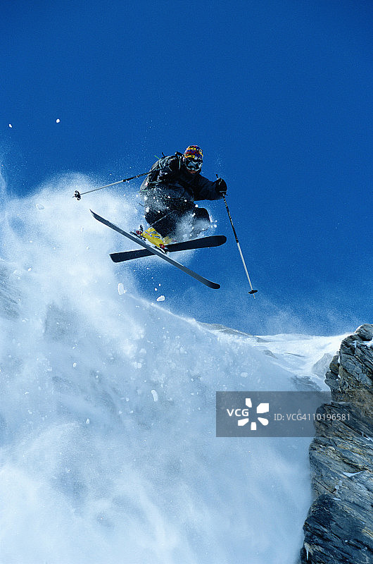 法国阿尔卑斯山滑雪者空中滑雪图片素材