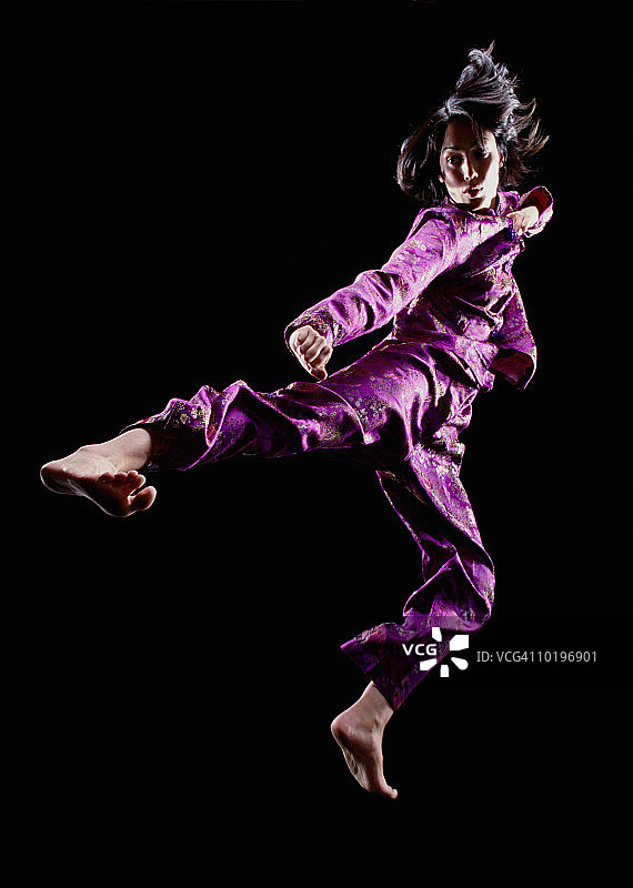 练习功夫踢腿的跳跃女人图片素材