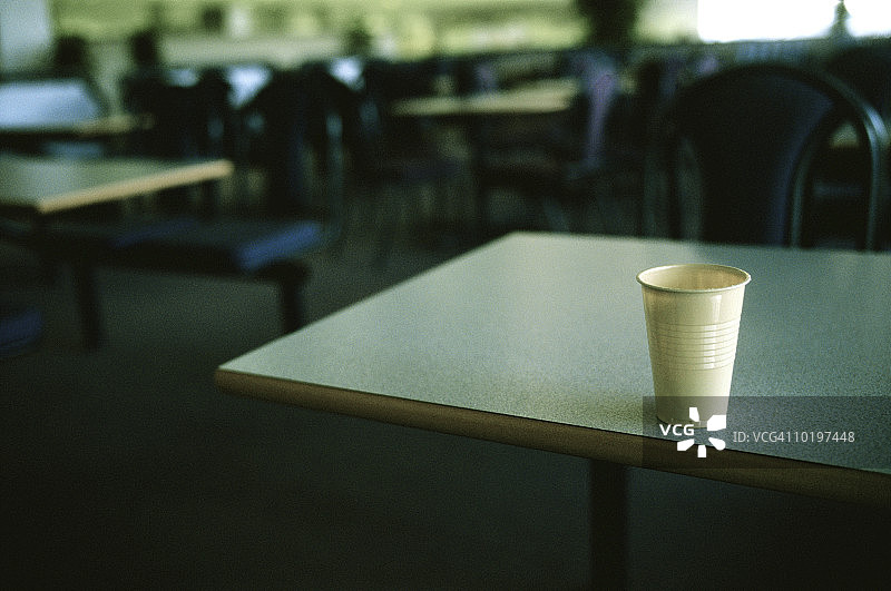 桌子上的塑料杯图片素材