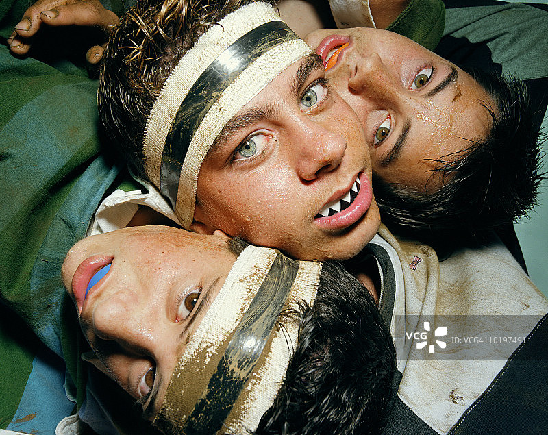 三个戴牙套的男孩(12-14岁)特写图片素材