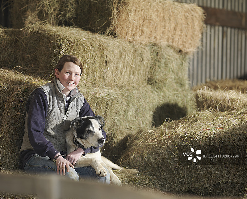 带狗的女农民图片素材