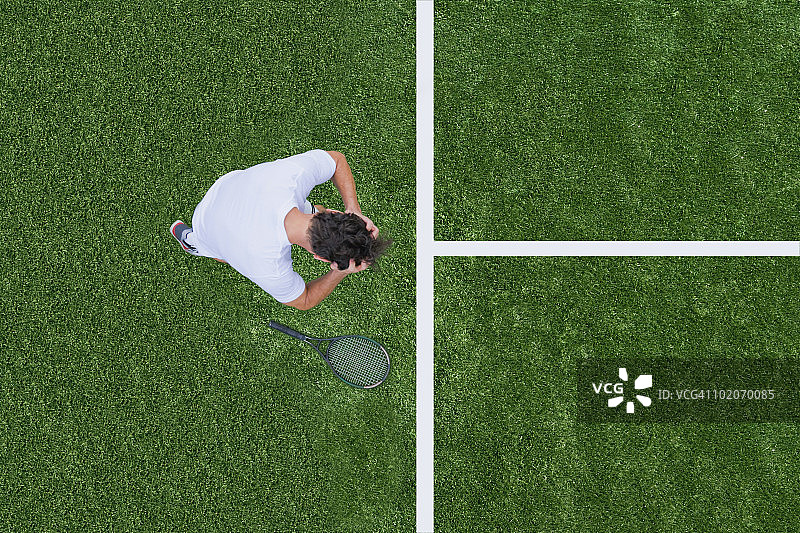 男人输掉网球比赛图片素材