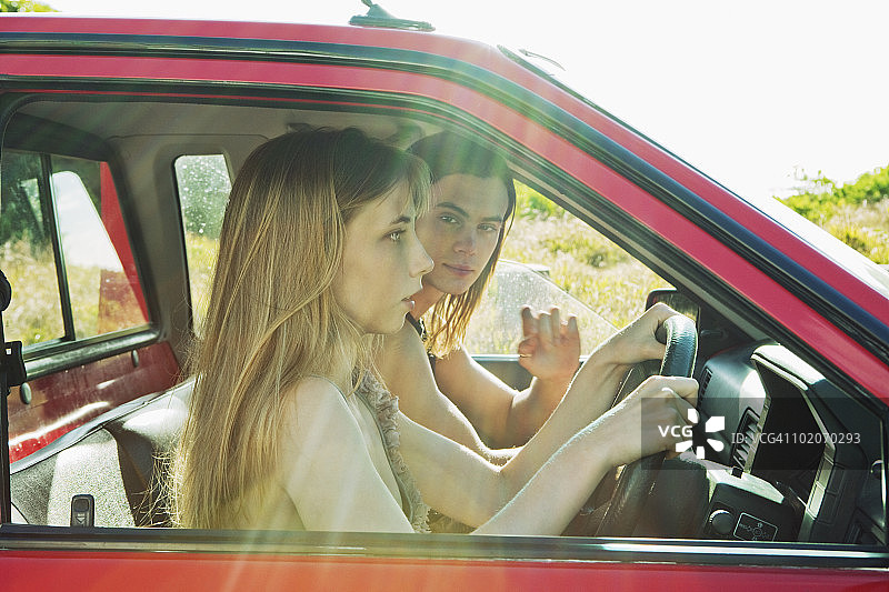 学习驾驶的女孩图片素材