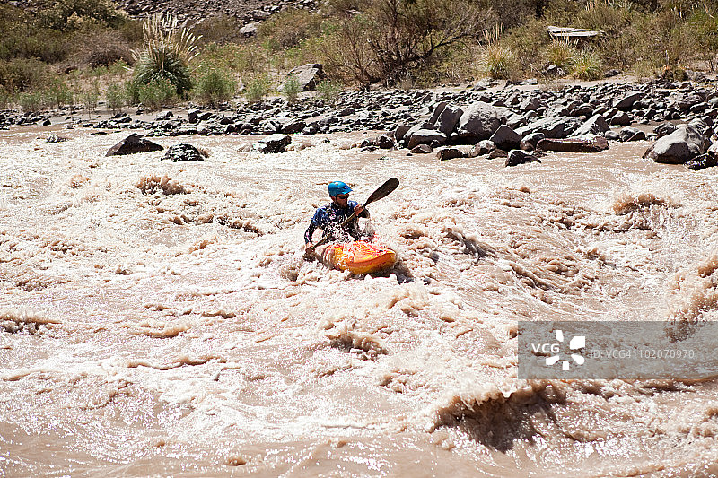 男人玩白水皮划艇图片素材