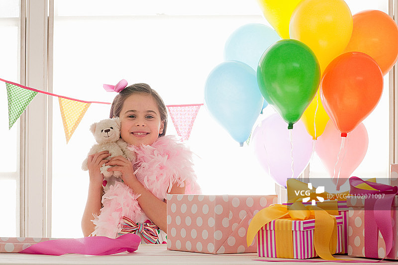 年轻女孩庆祝生日图片素材