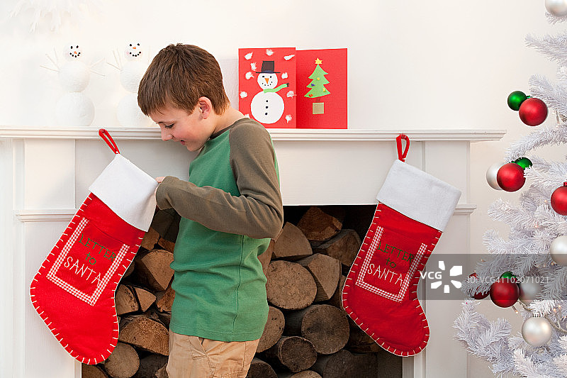 看着圣诞袜的男孩图片素材