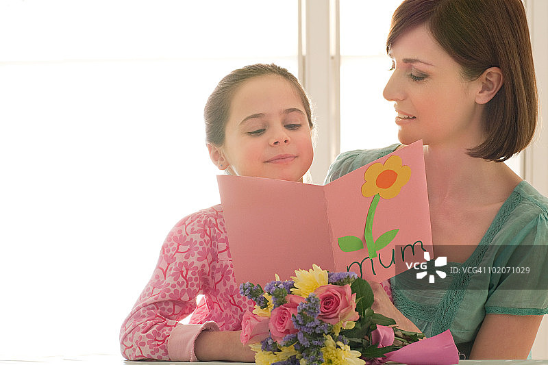 年轻女孩赠送母亲节贺卡图片素材