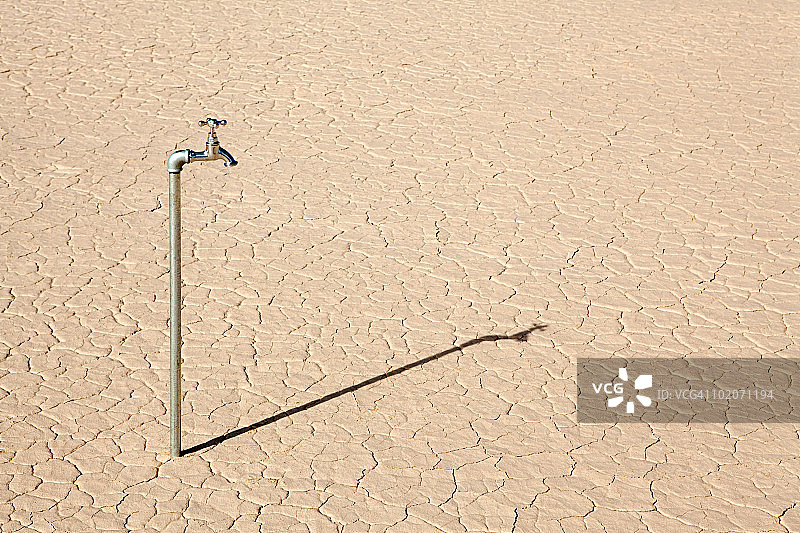 沙漠景观中的水龙头图片素材