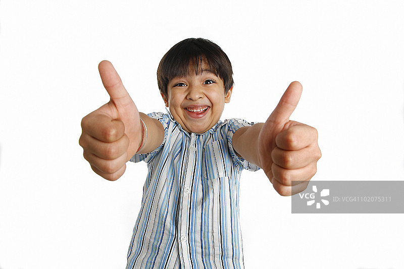 竖起大拇指的男孩肖像图片素材