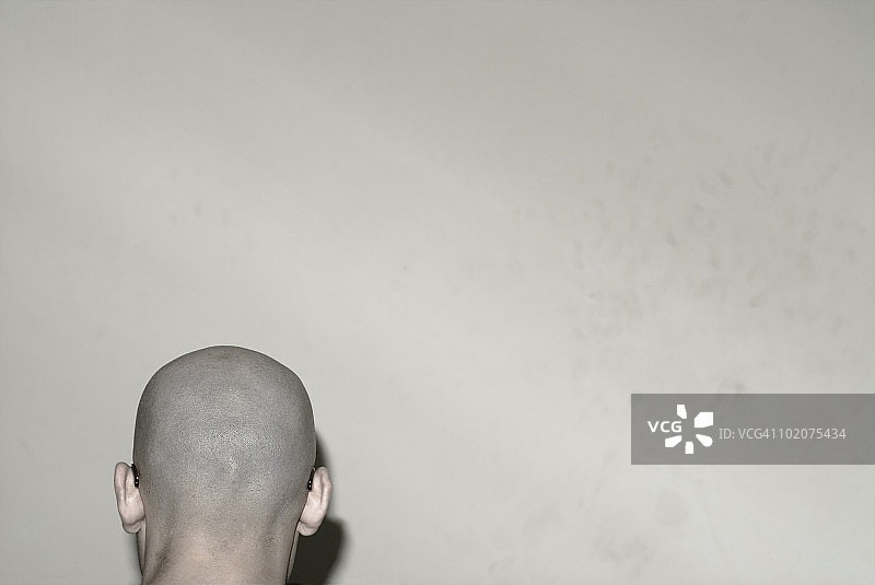 一个秃顶男人的后脑勺图片素材