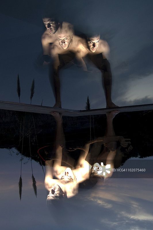 在智利圣地亚哥游泳池中反射的男子影像图片素材