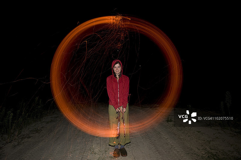 在乌克兰日托米尔州拉多梅什利霍莫夫卡用火画圆圈的女人图片素材