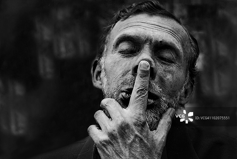 厄瓜多尔皮钦查省圣拉斐尔：男子手指放在鼻子上图片素材