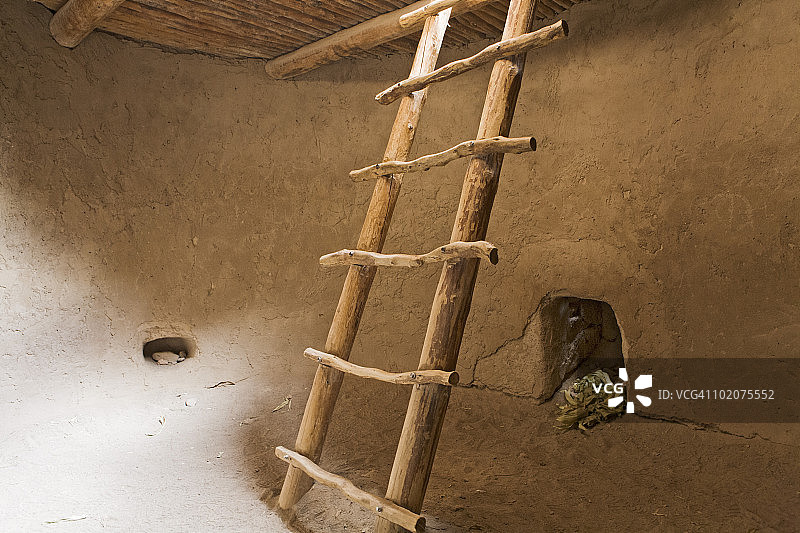 美国新墨西哥州班德利尔国家纪念地，石屋遗址内的木梯图片素材