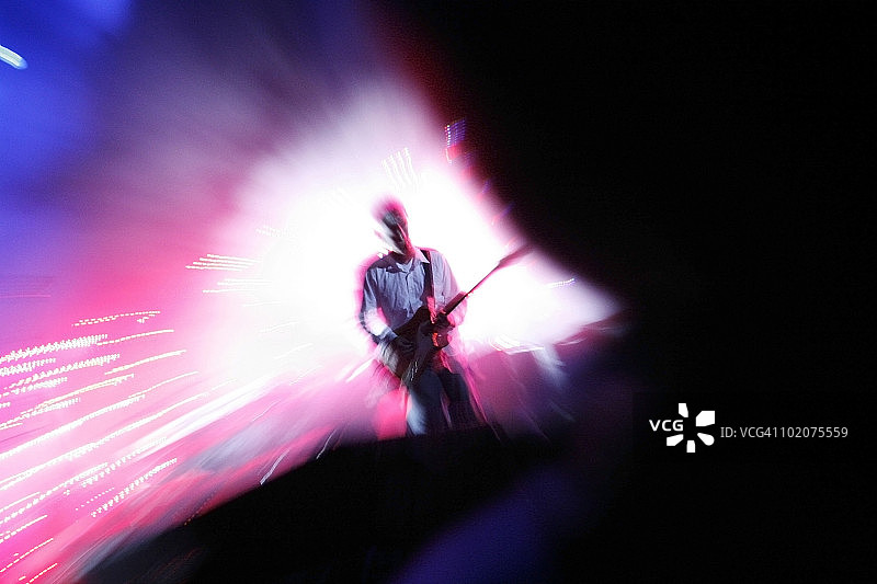 西班牙马德里舞蹈节上的Massive Attack吉他手图片素材