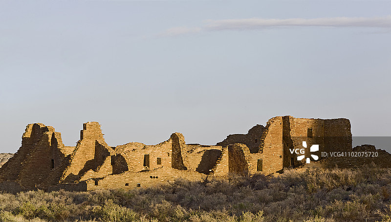 美国新墨西哥州，查科文化国家历史公园的普韦布洛博尼托日出图片素材