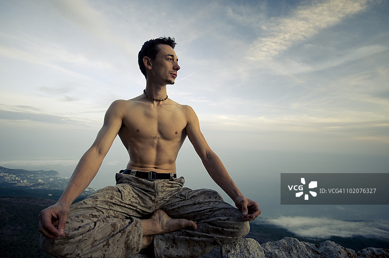 乌克兰克里米亚阿卢普卡：在山中冥想的年轻人图片素材