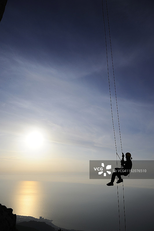 乌克兰克里米亚阿卢普卡：攀岩者悬挂在岩壁上的轮廓图片素材