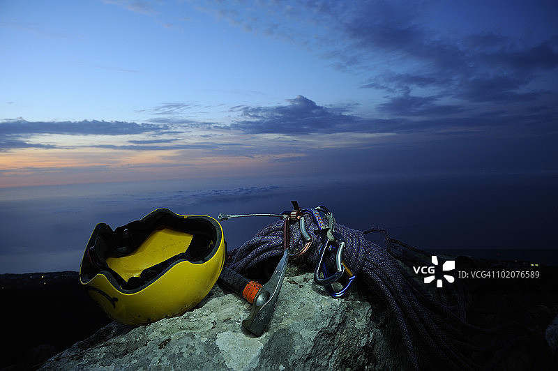 乌克兰，克里米亚，阿卢普卡，阿卢普金斯卡亚墙，海岸山上的攀岩设备图片素材