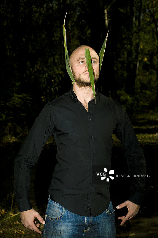 乌克兰第聂伯罗彼得罗夫斯克戴着树叶耳朵和鼻子年轻人图片素材