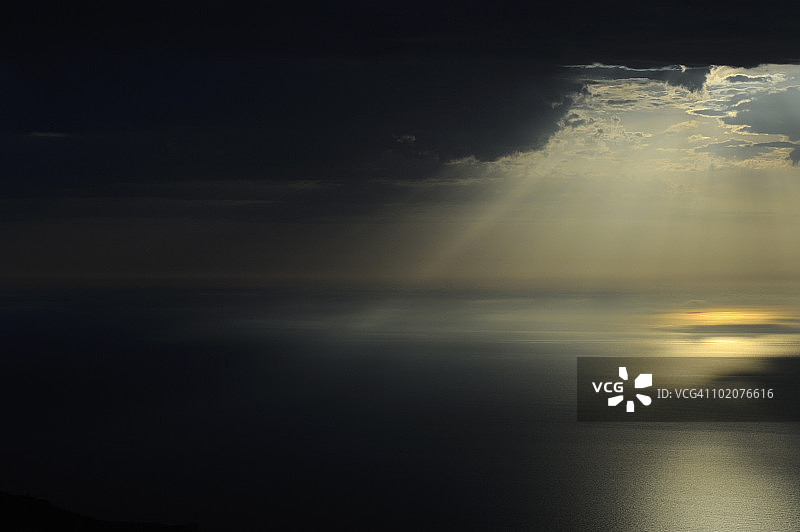 乌克兰克里米亚阿卢普卡阿卢普金斯卡娅墙，阳光穿过云层的海景图片素材