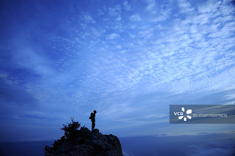 乌克兰克里米亚阿卢普卡阿卢普金斯卡娅墙壁山顶男子轮廓图片素材