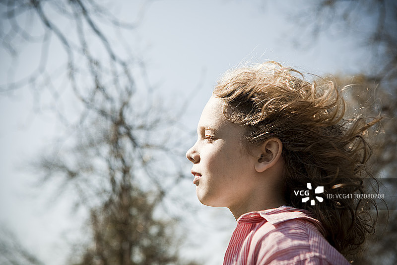 闭着眼睛的男孩在户外图片素材