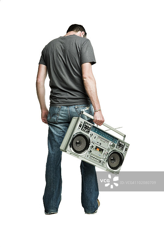 男人拿着手提式收录机图片素材