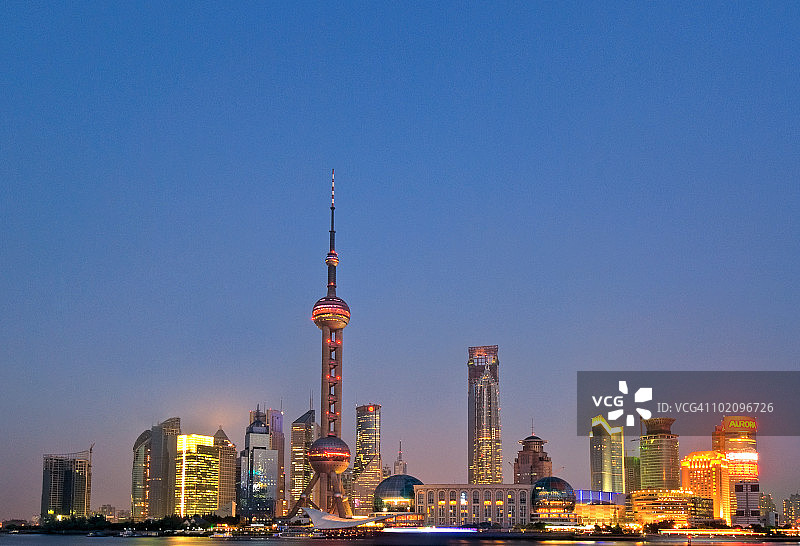 夜幕下的浦东天际线图片素材
