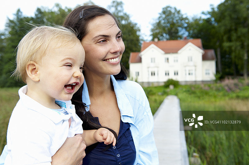 码头上微笑的母子图片素材