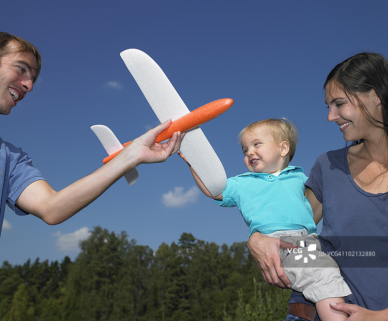 父亲母亲和儿子玩小飞机图片素材