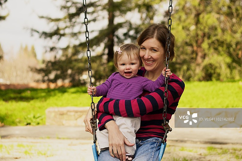 母女荡秋千图片素材