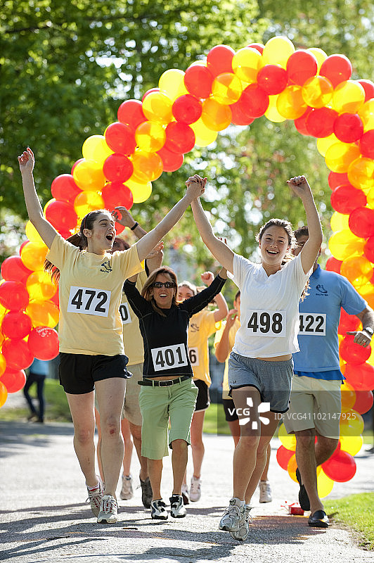 跑步比赛冲过终点线图片素材