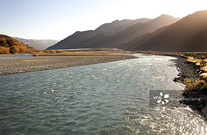 秋色山谷中的河流图片素材