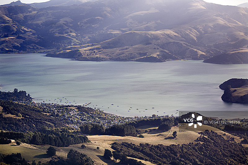 从山上俯瞰海湾旁的城镇图片素材