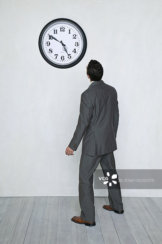 男人看着一个时钟图片素材