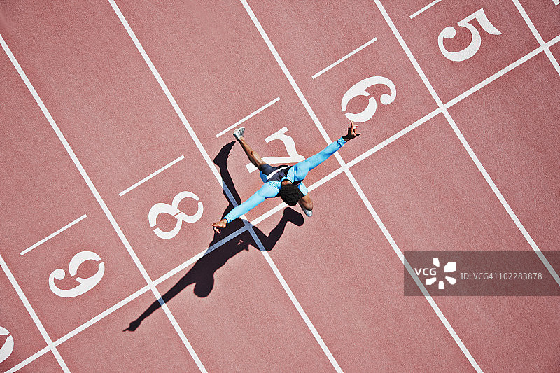 跑步运动员冲过终点线图片素材