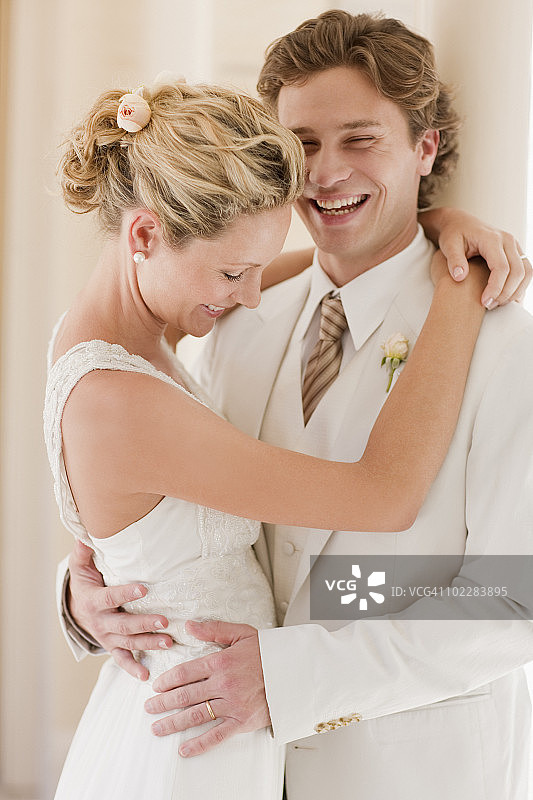 新娘新郎拥抱图片素材