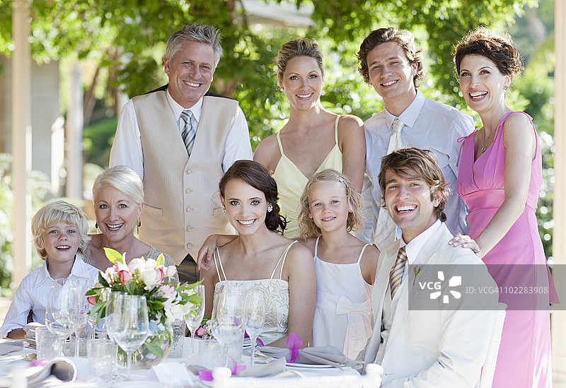 一家人享受婚礼招待会图片素材