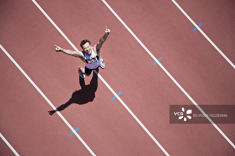 在赛道上欢呼的跑步者图片素材