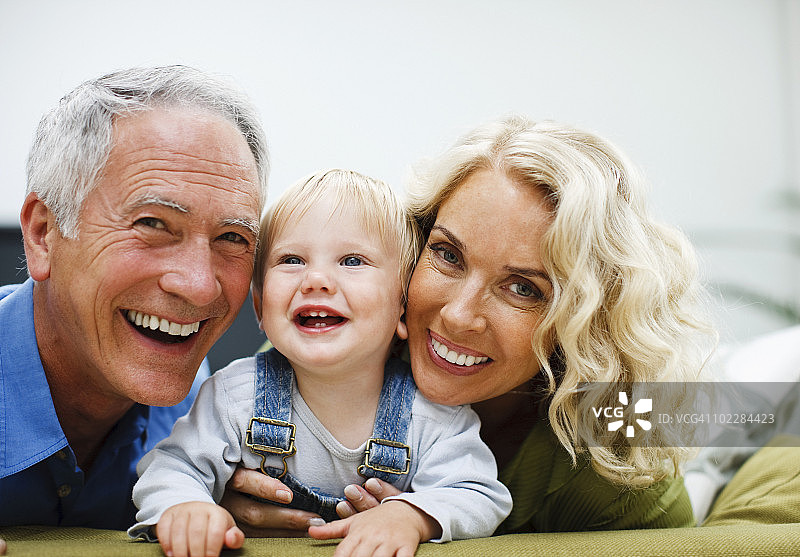 祖父母和孙子共享天伦之乐图片素材