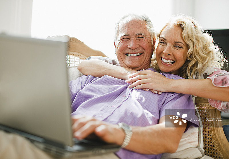 拥抱丈夫的女人图片素材