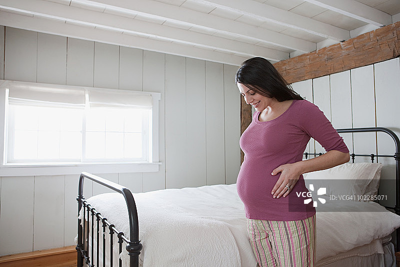 孕妇在卧室里图片素材