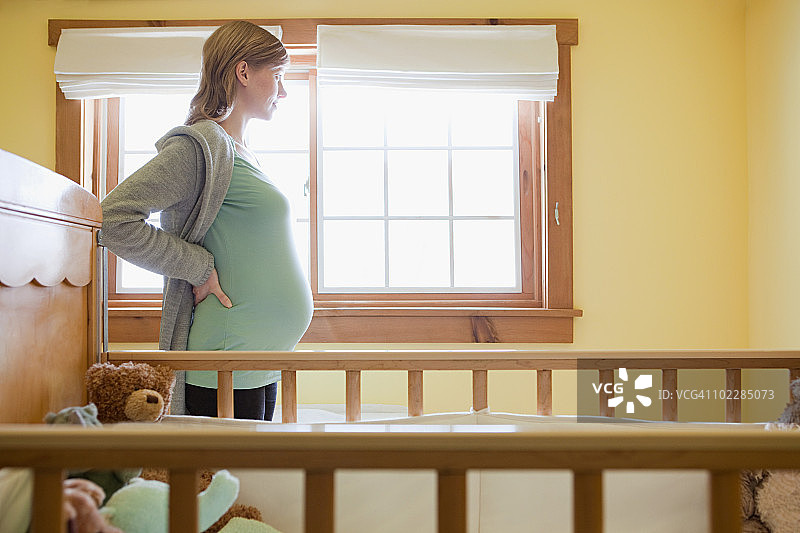 孕妇在婴儿床旁图片素材