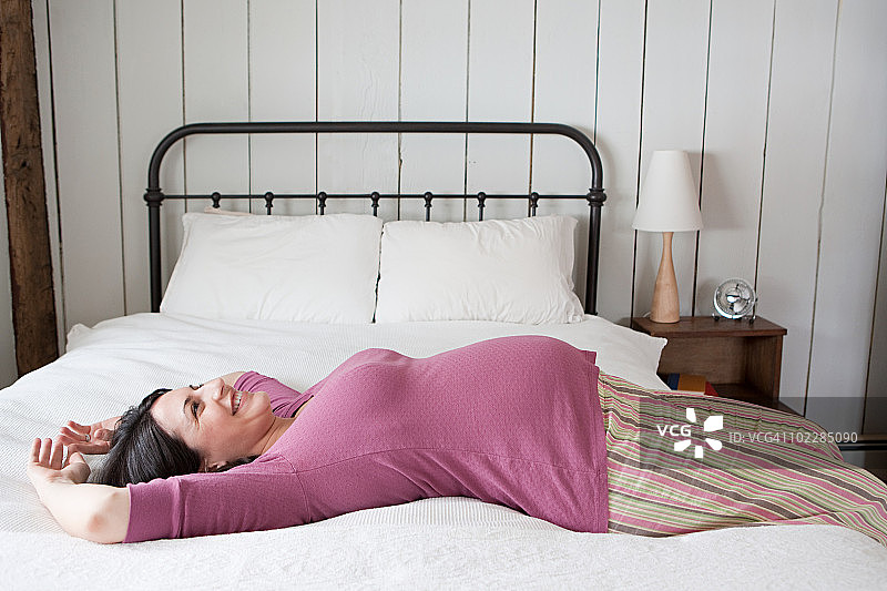 孕妇躺在床上图片素材