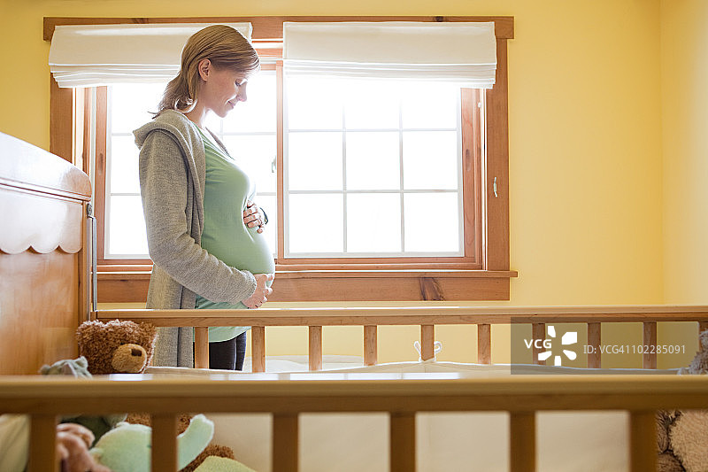 孕妇在婴儿床旁图片素材