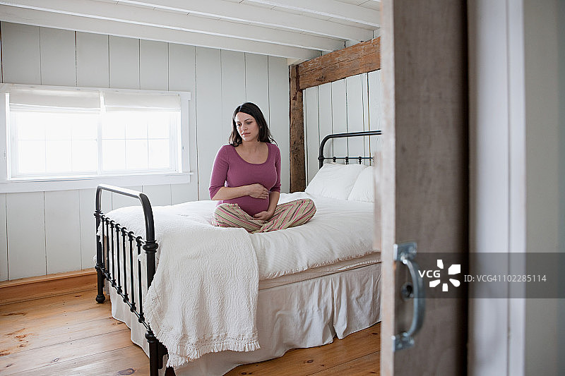 孕妇坐在床上图片素材